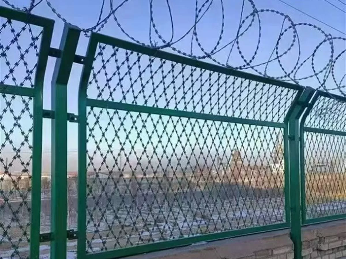 固定在 Y 型钢立柱上的防攀爬护栏网片