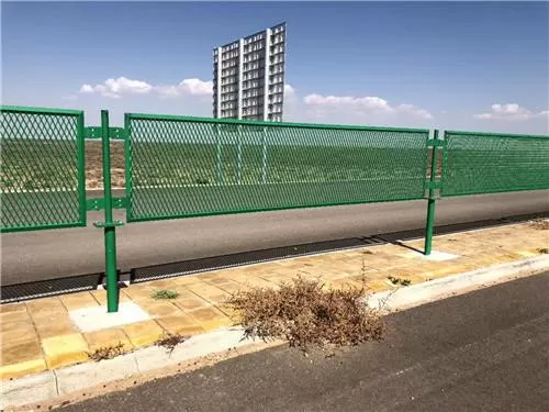 Anti-glare mesh panels connected to hot-dip galvanised posts along a median run