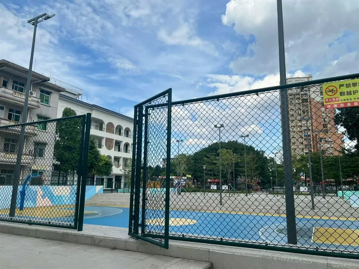 Close view of the woven chain-link mesh aperture and the wire crossing at each diamond