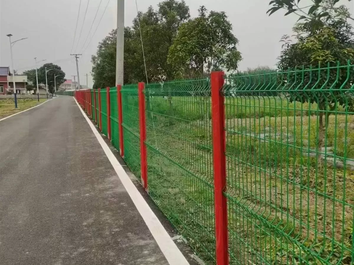 Peach-post mesh fence with welded panels clipped to shaped steel posts