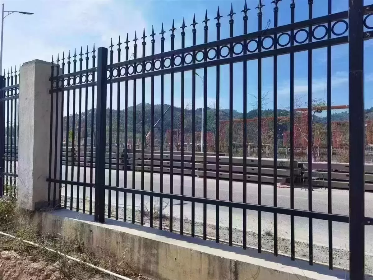 锌钢围墙护栏实景：热浸镀锌立柱之间安装竖杆栏杆